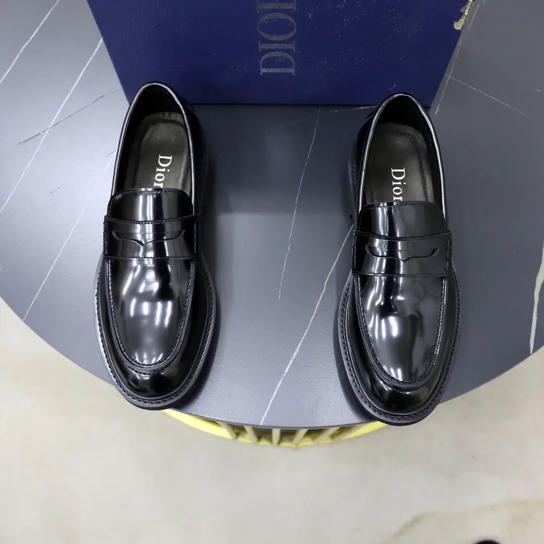 Get out of the factory. 🙅‍♂️🙅‍♂️🙅‍♂️In the cow's skin. Brand: Dio.DIOR Standard Code: 38-44（45Make a reservation.） Level: Same as the other two. Materials: The original high-end cow cover. In the cow's skin. Slipperproof, soft and heavy. Type: Men's fashion boots. The noble luxury of the great elements. Top luxury. Colours: Physical Image Colour