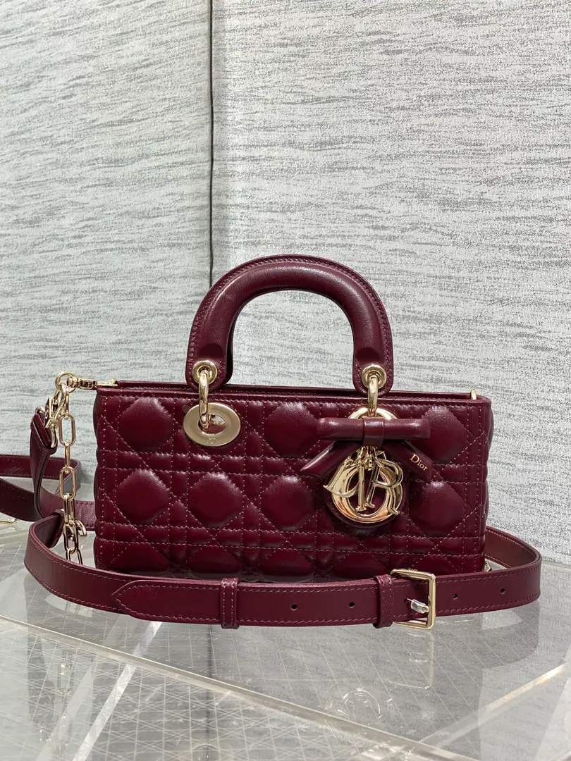 Wine and red.‼️ D-joyThe latest bow of the small-size series.🎀- It's a hardware., The new size is smaller., More delicate., The rhythm of the big bang.🔥, Two shoulder belts with the bag., Multiple backsliding.🙋🏻‍♀️, The top is beautiful., The classic diamond design.🥅, It's a nice, fashionable pair of soft sheep skins.🌿 size: 22*6*12cm 9240