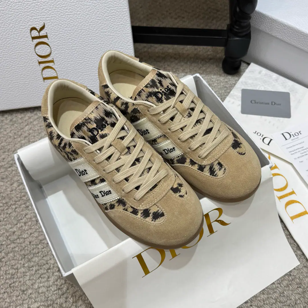 Leisure money✅ 🇨🇳Dior Dio.2026 The latest leisure shoes. The most beautiful shoe of the year. Process extreme, Sync new cabinet.Every detail of the shoes is very careful., It's pretty exciting., A kind of accomplishment., It's a pretty good thing.！ Classic upgrade Fine Colour, Add a sense of leisure., A fine line, It's more family-style design language than it is., ♪ Putting on a fine line ♪ Perfect fit., The natural outline of fashion., To achieve visual impact., To play a different sports style.！ Fashion cow counter-featuring, My feet are comfortable., Original rubber floor, Slipperproof grinding.！ Size: 35-41