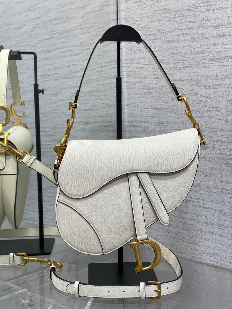 Original factory skin White large.➕【With a shoulder belt.】𝗖𝗗 𝗦𝗮𝗱𝗱𝗹𝗲 Classic saddle bag.🈶️The king of the kings., The position is unshakeable.☝️The whole fashion world is still hot this year.🍀This new sale is now being offered with its own strap.！Focus or Dismantling Reconciling Length, - Oh, shit.！Finally.！No more money to match., And save a few more. How can you not go?！And the heat is pushing up to the top again. Size. 24×6×18cm ⚠️Shoulder belts are longest. cm, Shortest88.5cm 0446