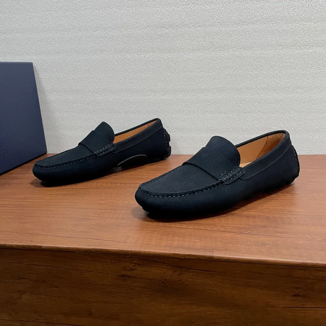 DIOR/Dio. Dior A man's new shoes, a man's shoes. This is a leisurely dress-up shoe.. Using a luxurious, soft, smooth little cow leather., High-wild grinding of sands and stubbles of sands and cattle stubblings are carefully crafted, Simultaneous crossband design, External side“DIOR”The pressure marks are up the tone., And rubbers to shoot the soles out of the shoe., The back with the rubber.“CD”The pattern is more sophisticated., It can add grace to the various forms of leisure.. The whole cow's skin is in the ground., Makes a comfortable dress experience.. A free pass., ♪ Make a fashionable and leisure-like look ♪. Full package！ Size: 39-40-41-42-43-44（38/45- It's a deal.）