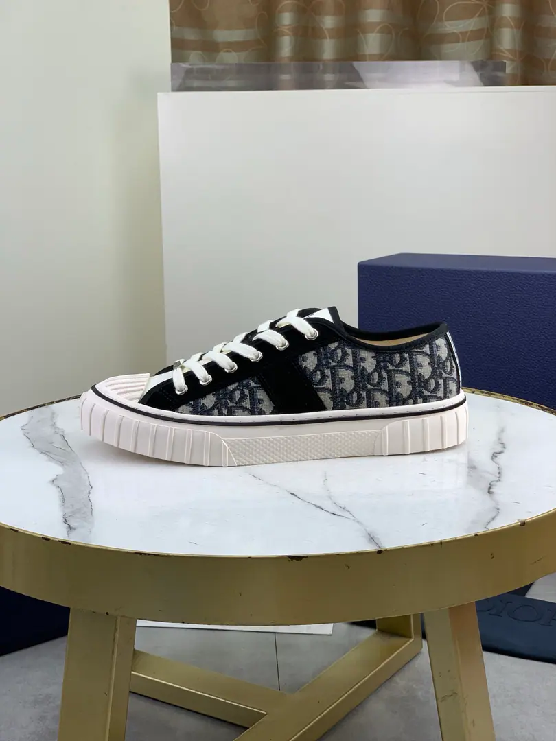 Plant prices Top Version Dior Dio. New Gatang./Low-band canvas shoes.!The stylish embroidery in the old sails and shoes., These two are a touch of regenerative gloom., Shell heads are combined with impact coloring designs., I'm always wearing fashion flu.! 💚Fabulous.:The canvas. 💚Uchi.:The canvas. 💚Codes: 35One.45 Men38.46.Women40Do it. Full package 💚Otsumi!:TPR