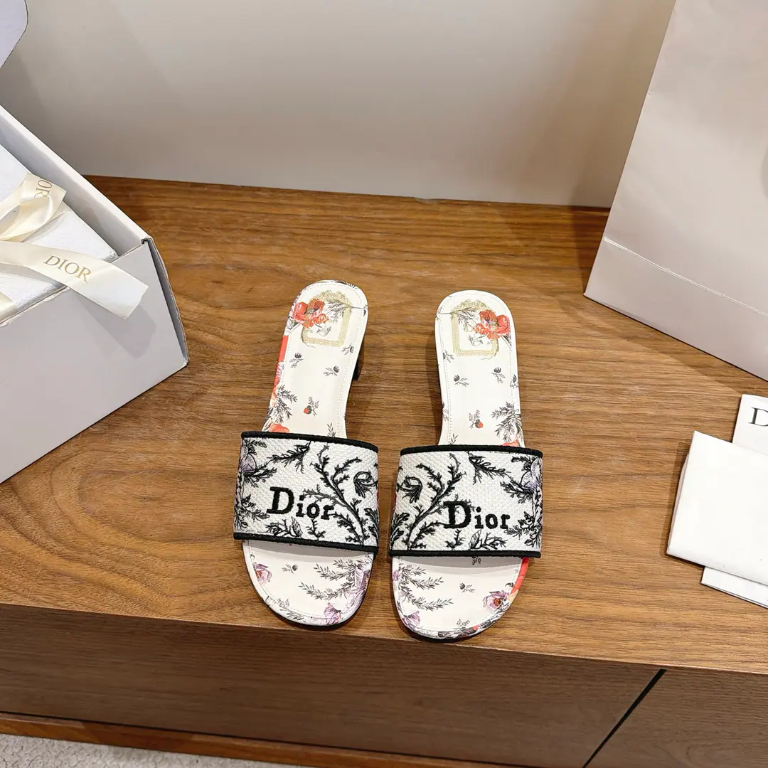 Dio. Dior 2026Spring and summer, the new girl's shoes. CDLetterlogoStereo-decording A pair of big, jelly-colored slippers. Market Top Version Material:The original shoe-faced, high-temperature water-melted cotton electrocution technology is a silky piece of fabric.+In the skin of the sheep.+Italy is a big-ass country. Packaging: Every pair of shoes. He's tall.:4.5CM size: 34-43（34.40.41.42.43You're gonna have to do it or not.）