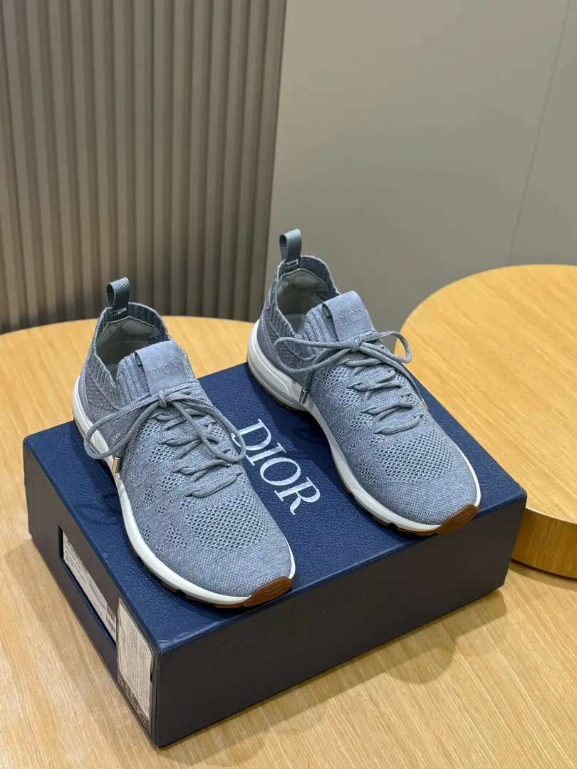 , Dio.Dio*-B80 Lounge The sneakers are...2025The winter men's suit series., The contour and detail are inspired by High-end style.. Use Navy blue wool., The wool and the silks are carefully crafted, like the fabrics of the couture., I'm not sure. Dior The classic vine-grain pattern., The back side is combined with the colored velvet with the shoe tongue. Dior Press the patch to the tone.. Light and comfortable., Slings., Design of rear-side tiara rings and decorative fuzzy shoes, Easy to wear.. A pair of thick dented rubber shoes., by the dotted Dior Mark, Can be associated Dior Icons Set the set of models for the series Size:39-44（38.45Do it.）