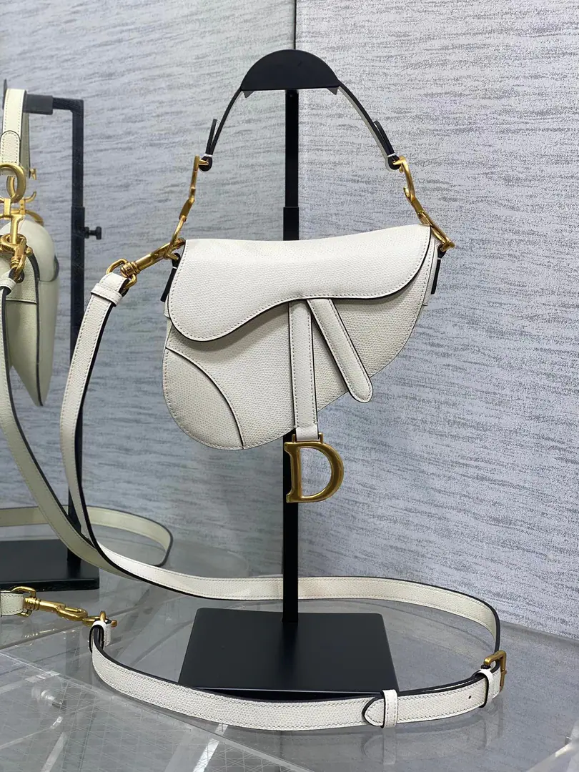 The original factory skin. diorThe Dio Top Class was originally packaged in full original form CD SaddleClassic saddle bag.🈶️The king of the kings., The position is unshakeable.☝️The whole fashion world is still hot this year.🍀This new sale is now being offered with its own strap.！Focus or Dismantling Reconciling Length, - Oh, shit.！Finally.！No more money to match., And save a few more.！And the heat is pushing up to the top again. Size. 19.5×6×15cm ⚠️Shoulder belts are longest. cm, Shortest88.5cm 0446