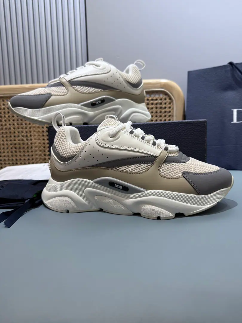 Top Men👨🏻Plant price, Dio*Dio.B22Series of sneakers. The inspirational low-banded contour from the retrorun run shoe is the use of gray cow leather and blue and white web-eye fabrics to bind the shoe face., It's a black match., White and blue rubber shoes.. Blue eye-folded shoe tongue and heel support nylon ribbon decorations., Sidesark“Dio～”Logo. It's a sharp contrast to the suit., Add a fashion breath of sports clothes to your appearance. The thick is a lot higher.4cmLeft and right～ Codes: 39-47（46.47I'll make sure I don't change it.）