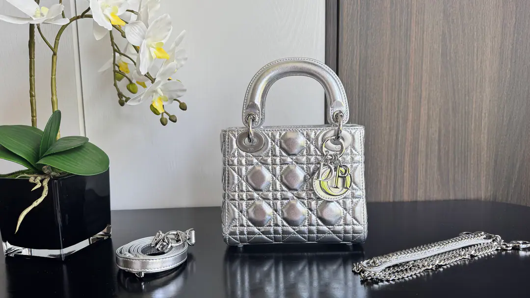 Three silvers.‼️ Classic Lady- Daphne bag., A three-pack for a man.😍. ♪ Fascinating graceful and enchanting💃🏻, It's a woman's taste to be a little stomping., Classic fashion style.. insAnd a lot of fashion.iconA bag with a man., Don't miss it.❤️ 6603 size: 17*7*15cm 0001