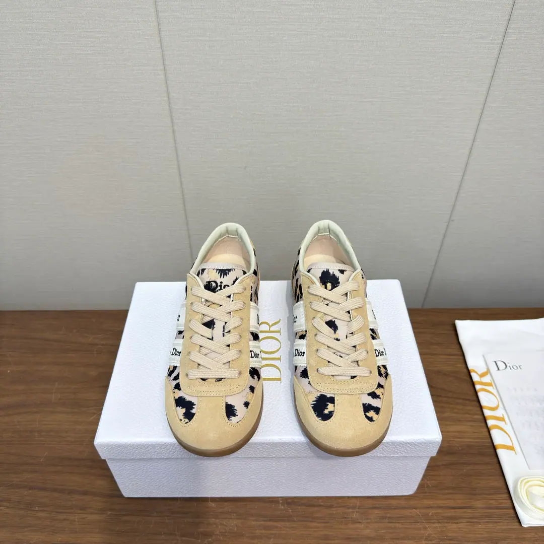 Dior Dior is the latest.26ss Spring Series Leisure sports shoes Shoes. New money coming in. High Version 2026New series, Different shoes., ♪ The youth is so great ♪ Dream back to school., Re-enacting sports style with elegant fashion.. The shoes were carefully made from white net eye fabrics., Shoe belts and heels. Christian Dior Paris Mark. A fine pair of shoes, soft and soft., It can add high-altitude to various recreational models. Send a cabinet for fine packaging🛍📦 ▪️Fabulous.: Original custom-made process materials ▪️Uchi.: Imports of soft sheep skins ▪️Shoes under the sole.: Original modeling of slide-resistant rubber material ▪️Bottom: 3CM ▪️Size: Female35-41 / 41Custom