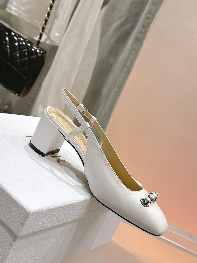 🏧𝐃𝐢𝐨𝐫The Dior's new Mary Jane. Pearls with no heels. The original skin on the shoe. The insides are all sheep's skin. Italian imports of cattle and skin He's tall.5.5cm Codes35-42 [40.41.42Custom]