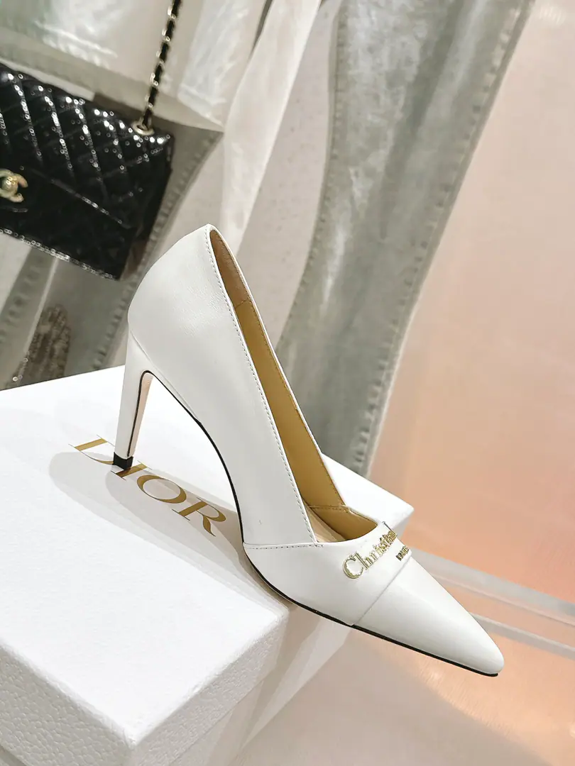 🏧𝐃𝐢𝐨𝐫The Dior's new Mary Jane. LetterlogoThe heels are empty. Original cow leather material on the shoe face The insides are all sheep's skin. The original Italian is a leather. He's tall.5.5cm Codes35-42 [40.41.42Custom]