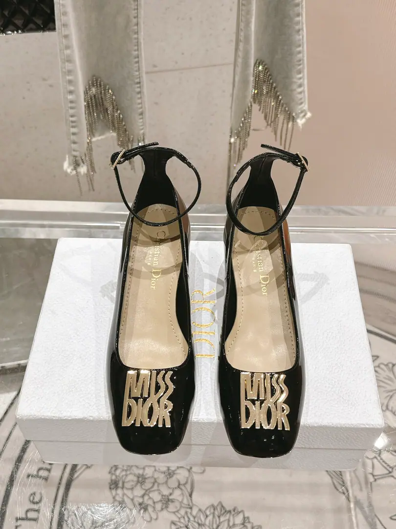🏧𝐌𝐢𝐬𝐬 𝐃𝐢𝐨𝐫/The Diao classic Paris show. I'm a new cabinet. Metal button single shoe series This one.MissThe one-shoe series is a Paris show., Elegance fashion.. It's carefully crafted using paint leather., Shortcut, Shoe-faced metal with gold-faced beadslogoRaise the tone, Elegance atmosphere！Fashioned round-shoes and cylindrical heels are mutually reinforcing., It adds a high quality to the various shapes.. The shoes are painted with imported soft calves. The insides are all sheep's skin. Italian imports are so thick. He's tall.: 4cm/8cm Codes: 35-41 [40.41.42Custom]