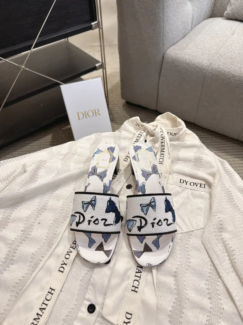 Top version run price High heels Dror2026♪ Spring and summer ♪ CD•Ms. Dio has a long-term embroidered slipper. Christian Dior has always been a gorgeous and elegant noun., In fashion, the top of the world.👍 Especially worth mentioning.: A salivation.✨Pattern, Re-presentChrstian DiorOne of the precious symbols.✅ Original version*Full package More than 100 colors. ◽️Shoe.: Top-of-the-line embroidery cotton cloth. ◽️Uchi.: Import of sheep skin ◽️Otsumi!: The original is really leather. ◽️Codes: 35-41 (41Do it.) ⚠️⚠️⚠️Because of the color., Individual colours to be ordered, No, no, no, no, no.