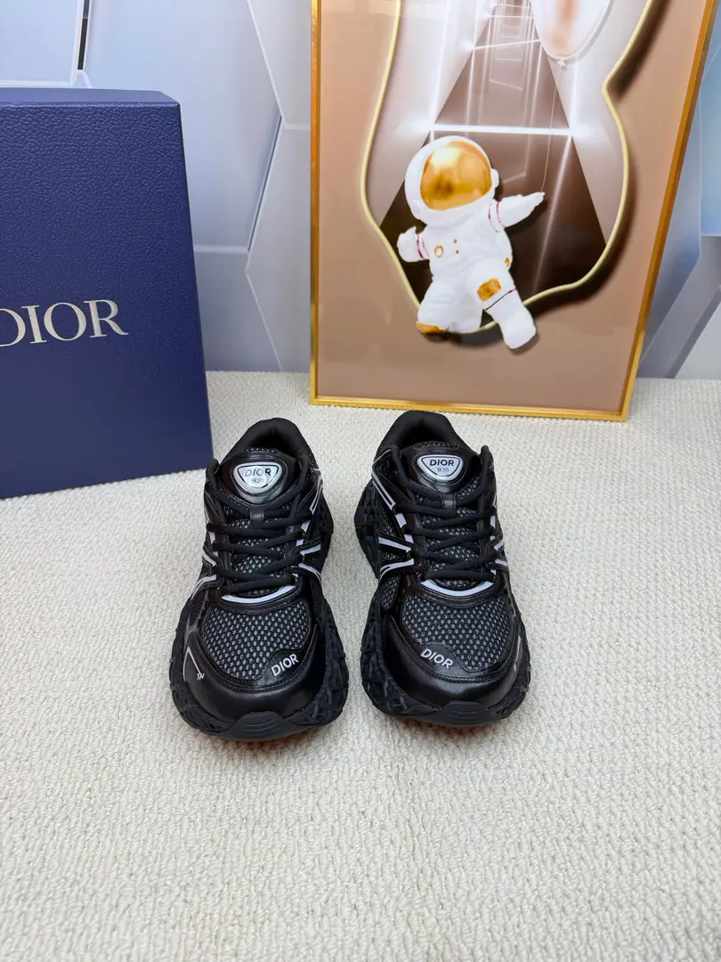 Dior B35 Top Quality, Men Dior Summer Men's Series has launched a whole new sneakers.“B35 NXXT”. B35 NXXT”It's... it's on the bottom of the empty shoe. Dior Signal Vine-Gravity Image. The stub and the foot-shoes create a future-oriented atmosphere.. Using natural fibre ruffian as shoes on the surface.. There's numbers on the shoehead.“47”, To do this to Dior. 1947 First series of tributes launched in the year. The shoes will be of both the rice and brown colours.. Title 1. They're asking questions.DiorNew shoes.！B35 NXXTShowtime. 2. 2025I'll be in the shoes of God.！Dior B35 NXXTThe first wave of the shock. 3. Dior is crazy.！B35 NXXTThe future of Raficgrass is a great shoe.