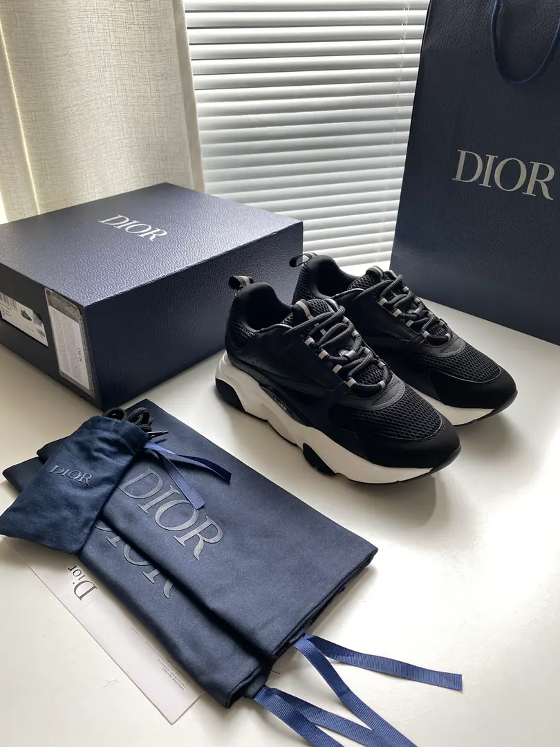 New🆕Section B22 The sneakers are inspired by the retroruns.✅The thick low-band contour is made of gray cow leather and blue and white web-eye fabrics to fit the shoe face., It's a black match., White and blue rubber shoes.. Blue eye-folded shoe tongue and heel support nylon ribbon decorations., Sidesark“Dio～”Logo. It's a sharp contrast to the suit., Add a fashion breath of sports clothes to your appearance. The thick is a lot higher.4cmLeft and right～ Codes: 39-45 Colours: Figure9Colour（High Version）