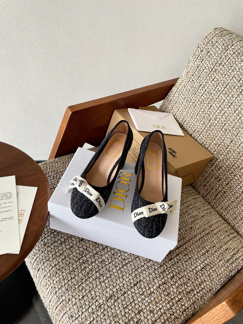 Dior | Dio. 26Spring and summer embroidery.logoWeasels of butterflies tied to the bottom of the round Mary Jane's shoes.！ 🧡💚2026Spring and summer brand new. Top Version⚠️ The owner of the counter is making a new offer. CDButterfly with Mary Jane's ballet shoes. New hardware.🆕 Requisition level！It's a great sense of excellence.！A huge amount of money from domestic and international bloggers., Old and fashionable. 💎The upper toe blew up.！The boss's push.★ Shoe.:Use of mixed-import sheep skin Inside, put your feet on the inside.:Importing crystal sheep skin Otsumi!:Italian imports are so colory. Codes:35-41（40 41 I'll make sure I don't change it.）