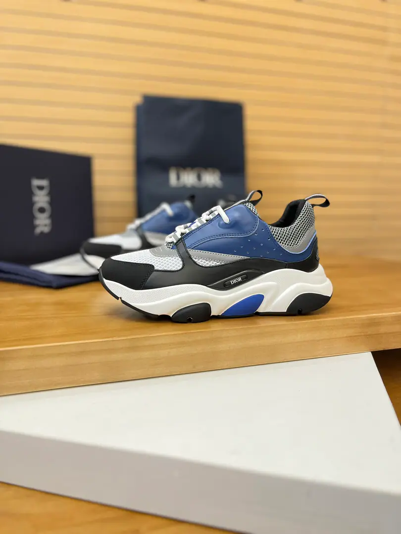 Plant Top VersionDHome.b22 Men's sneakers.. The inspirational low-banded contour from the retrorun run shoe is the use of gray cow leather and blue and white web-eye fabrics to bind the shoe face., It's a black match., White and blue rubber shoes.. Blue eye-folded shoe tongue and heel support nylon ribbon decorations., Sidesark“dio～”Logo. It's a sharp contrast to the suit., Add a fashion breath of sports clothes to your appearance. The thick is a lot higher.4cmLeft and right～ Codes: 35-45（46.47I'll make sure I don't change it.）Numbering