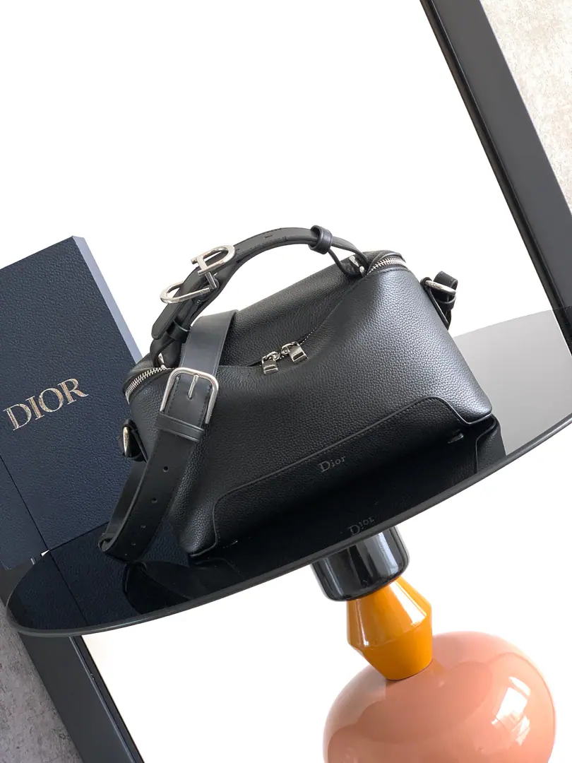 This one. Dior Archie The zipper's handbag has a shoulder belt., Show Fashion Curves and Arc Lines, Don't make a single.. Show Dior High-prescription and extraordinary craftsmanship., And it's also about Jonathan.·Anderson. (Jonathan Anderson) It's a creative feature.. It's carefully crafted with a pear leather., A little bit of a special leather patch and a... CD I'll wait for the classic details to be up-graded., It's a beautiful aesthetic style.. Fit for daily use, With the top handle and the shoulder belt., But the handy., Shoulder or slash. Numbering: 1LLPO MAS Dimensions: 28 x 17 x 11.5CM