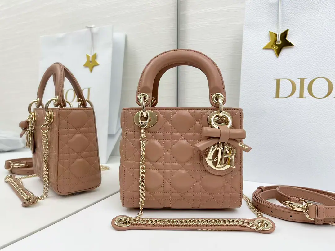 Top First List Butterfly knots.🦋Lady Dior Three., The classic "Fancy Bag" is a collection of the best. Dior A profound insight into grace and beauty.. It's a very elaborate work., Make a good look at the vine-twice. Sew the details., The design of the noble classics has been long and long.. Metals on a stylish face“D.I.O.R.”The hanger., Add a touch of the fine contour.. Mini-style., With a detachable chain shoulder belt., But the handy., Shoulder or slash, It's the ideal date for the evening costume.. Dismantled straps., But with other straps of embroidery., Dimensions: 17×15×7cm, Encoding6603 0009