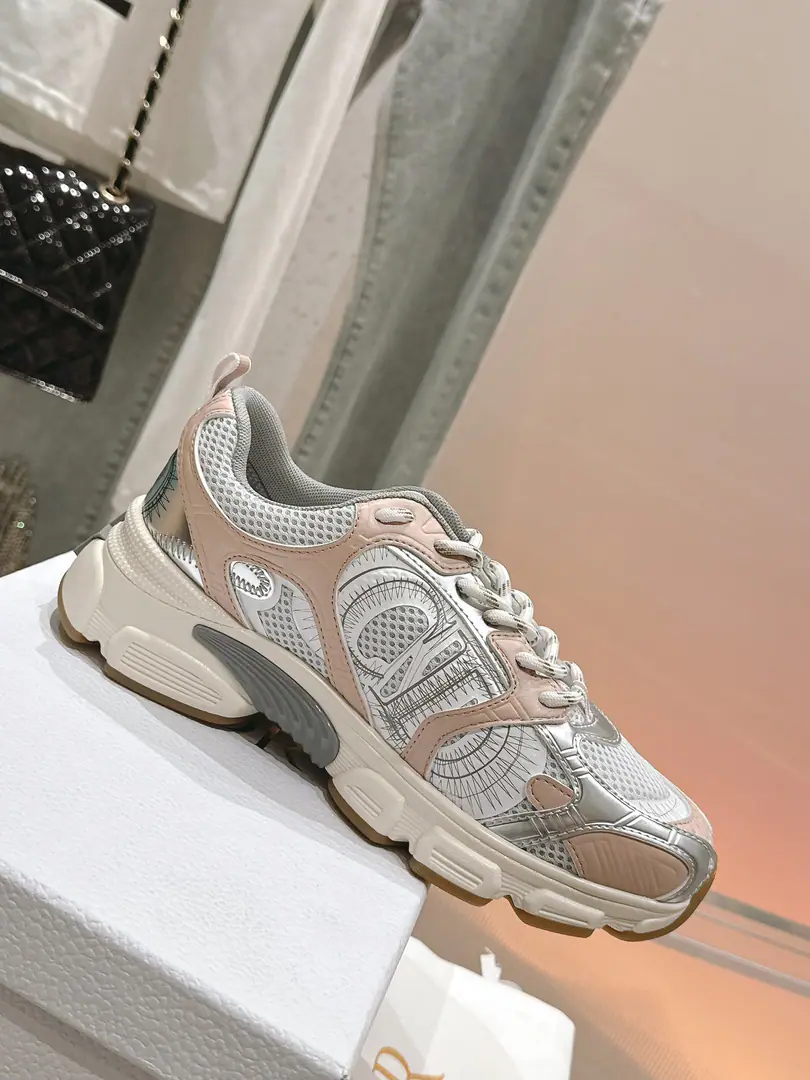 🏧𝐃𝐢𝐨𝐫Top quality upgrades Couple money.👫Classic recreational shoes. The prototype is a model. The details are welcome. The original shoe face of the grid. It's a nice airnet. OriginalEVAThe soles are so light and soft.！ Female size:35-41 [40.41Make a reservation.] Men:38-45 [38.45Make a reservation.]