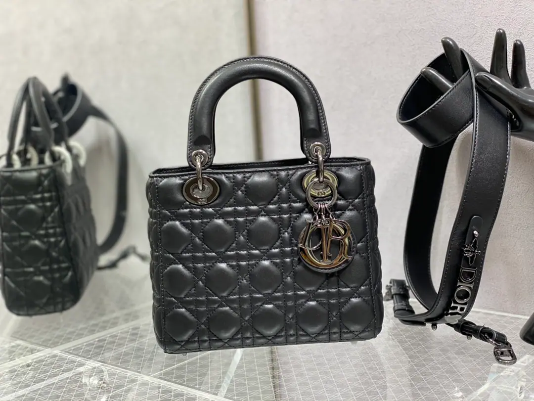 Current‼️ LadyThe latest hardware series., Letters full of senses., The gun is black and a unique character., Sweet and elegant.😘, It's different for you.LadySensance, The daily capacity is fully adequate., Highly recommended👏🏻 size: 20cm 6604 0001