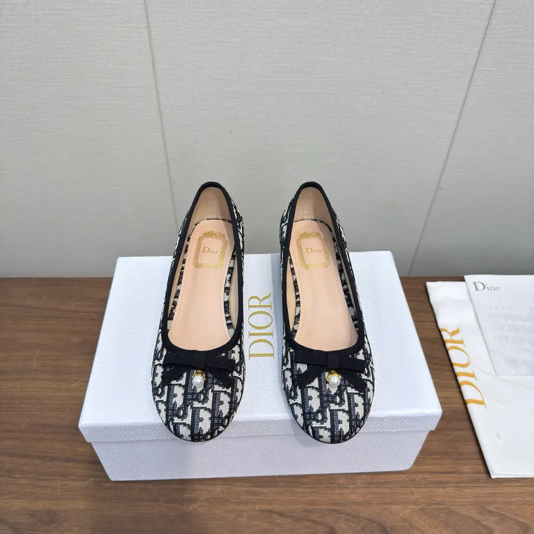 DIOr 26ss New paragraph Butterfly knots.🎀 Heel-shoes. Mary Jane's shoes. Ballet shoes. High Version DiorThe butterfly is wearing ballet shoes.｜Elegance never fades., Classic ballet shoes.+Signal Letter Butterfly Collar, French Ecliptic Laman, Soft-Back Round Head Design, The upper foot is comfortable., It's been a long time., 2& Colour all styles: The fog is blue and the warm atmosphere., The classic Black Book is right., Telecommuting, Date, Out of the street., Telecommuting, One pair to get everything done., The color value and comfort are online, The eternal classics in the shoe cabinet.. I've been wearing it long enough to be tired., It's the whole shoe cabinet.！♪ Gentle ♪/Sweet, cool girls can handle it., Close your eyes and don't step on the thunder.. Shoe.: Feature original material➕Lamb skin. Uchi.: Lamb skin. Otsumi!: Italy is a big-ass country. size: 35-41Code（40, 41Code custom is not to be changed）