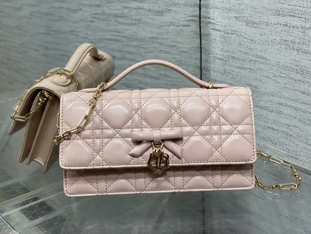 Current‼️ The newest butterfly chainer in the brick cabinet.🎀Signal vine grooves, A classic letter-and-letter strap.🎀👏, A new handle design., With soft sheep skin., Elegance and fashion.🙋, The brightest part is the beautiful pearl chain.😁, Make the whole bag even more sophisticated., Multiple layers and slots inside, A beautiful, practical one.😍 size:21*11*5cm 0502