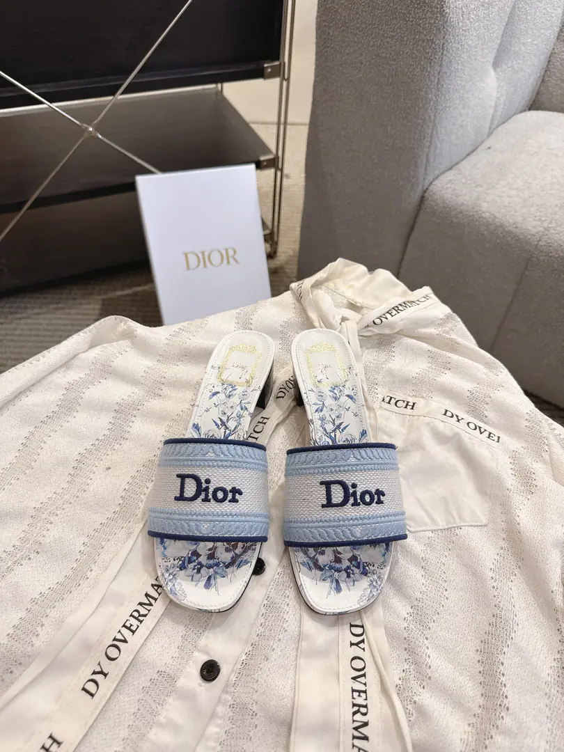 Top version run price High heels Dror2023♪ Spring and summer ♪ CD•Ms. Dio has a long-term embroidered slipper. Christian Dior has always been a gorgeous and elegant noun., In fashion, the top of the world.👍 Especially worth mentioning.: A salivation.✨Pattern, Re-presentChrstian DiorOne of the precious symbols.✅ Original version*Full package More than 100 colors. ◽️Shoe.: Top-of-the-line embroidery cotton cloth. ◽️Uchi.: Import of sheep skin ◽️Otsumi!: The original is really leather. ◽️Codes: 35-41 (41Do it.) ⚠️⚠️⚠️Because of the color., Individual colours to be ordered, No, no, no, no, no.
