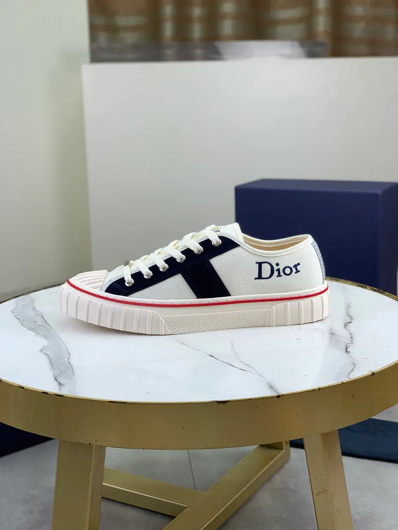 Plant prices Top Version Dior Dio. New Gatang./Low-band canvas shoes.!The stylish embroidery in the old sails and shoes., These two are a touch of regenerative gloom., Shell heads are combined with impact coloring designs., I'm always wearing fashion flu.! 💚Fabulous.:The canvas. 💚Uchi.:The canvas. 💚Codes: 35One.45 Men38.46.Women40Do it. Full package 💚Otsumi!:TPR