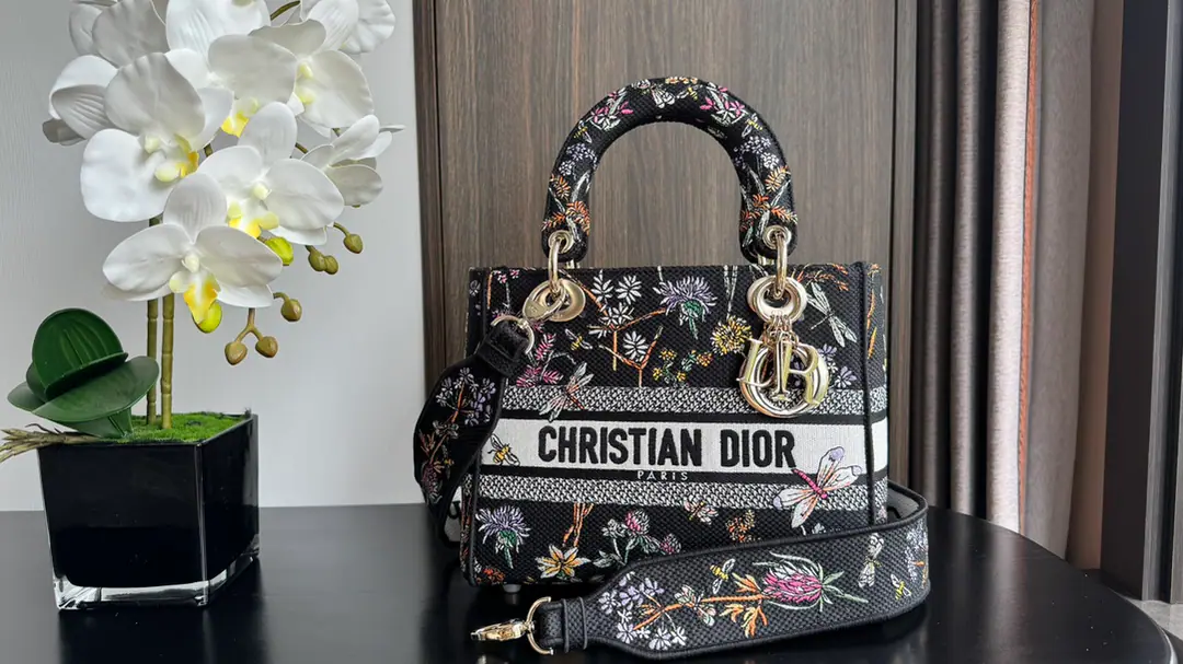 New paragraph💋The black and flowered flower of the fragrant.💋This one. Lady D-Lite The bags combine the classic grace with fashion.. The generals are to be set up by Petro.·Rufus. (Pietro Ruffo) Designed grey+White background multicolor Dior 4 Saisons Hiver A pattern embroidery, ♪ Show us the winter flowers ♪, I'll show you the way I am.. A light gold-faced metal. D.I.O.R. The hanger., Add a touch of the fine contour.. Medium, With a disassemble embroidery strap., You can pick it up or slash it.. "and the head" Christian Dior Paris Mark Disassembles the sundial straps. Internal zippers. Big-size sticker bag. But you can match the other ones with the other ones. Dior A embroidered shoulder belt. It contains dustproof bags. Dimensions24X20X11centimetres Paragraph: 6605 0021