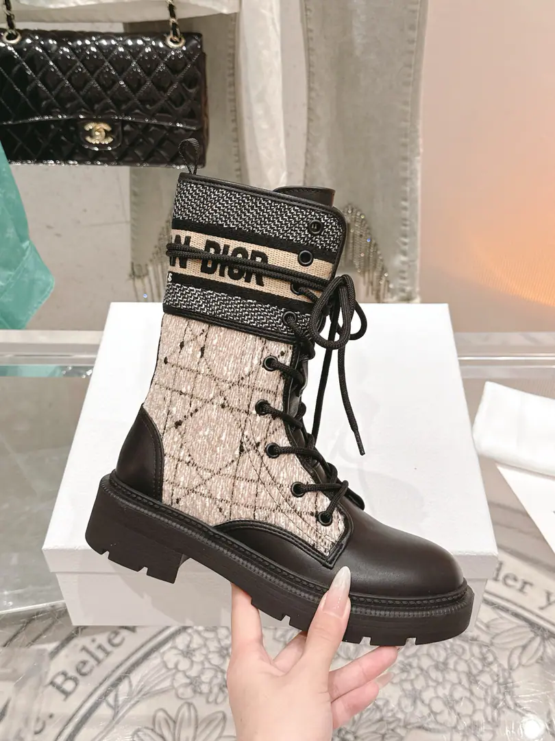 Piri./Mauri. 🏧𝐃𝐈𝐎𝐑Top-class classic boot., Autumn Winter Update SeriesD-MajorMartin's boot.💃Original1:1Shape, Perfect.！ Imported originals of cow leather fabrics The only one on the side of the bull's skin.. High-density embroidery process. OriginalTPUThree sets of large base. Size35-41 [40/41Custom] Inside is optional.:(Please make a note on the next order.) ✅A cow's skin., ✅A woolly mat.