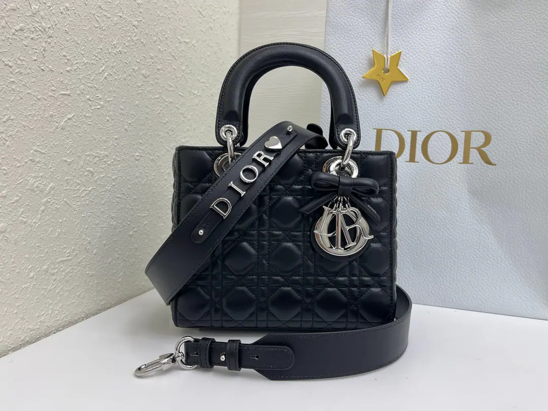Butterfly knots.🦋Lady Dior My ABCDior Black silver button. The bags are concentrated. Dior A profound insight into grace and beauty.. It's carefully crafted with sheep leather., Make a good look at the vine-twice. Sew the details., The fashionable design has been long and long.. A silver-faced metal. D.I.O.R. The hanger., I'll show you the grace of my life.. Four-legs-decord pattern, Designing special, The shoulder belt is a badge of identity., You can pick it up or slash it.. Dimensions: 20 x 17 x 8 centimetres, Numbering:66044 ​