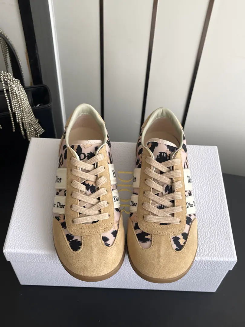 🏧𝐃𝐈𝐎𝐑The Dior's new paragraph is wearing fashion and sports shoes. The original purchase development is carefully prepared！The shoes are in double-coloured cow leather. I'm not sure. Dior Emblem belt In the present, we salute the classics. J‘Adior Design I'm gonna put a graphic style and a high profile on my shoe. I'm so proud of you.. The flour imports the sheep's skin.+High-swipe revelry. The inside sheep.+Technical fabric The original exclusive is the bottom of the story. Codes: 35-42（40.41.42Do it.）