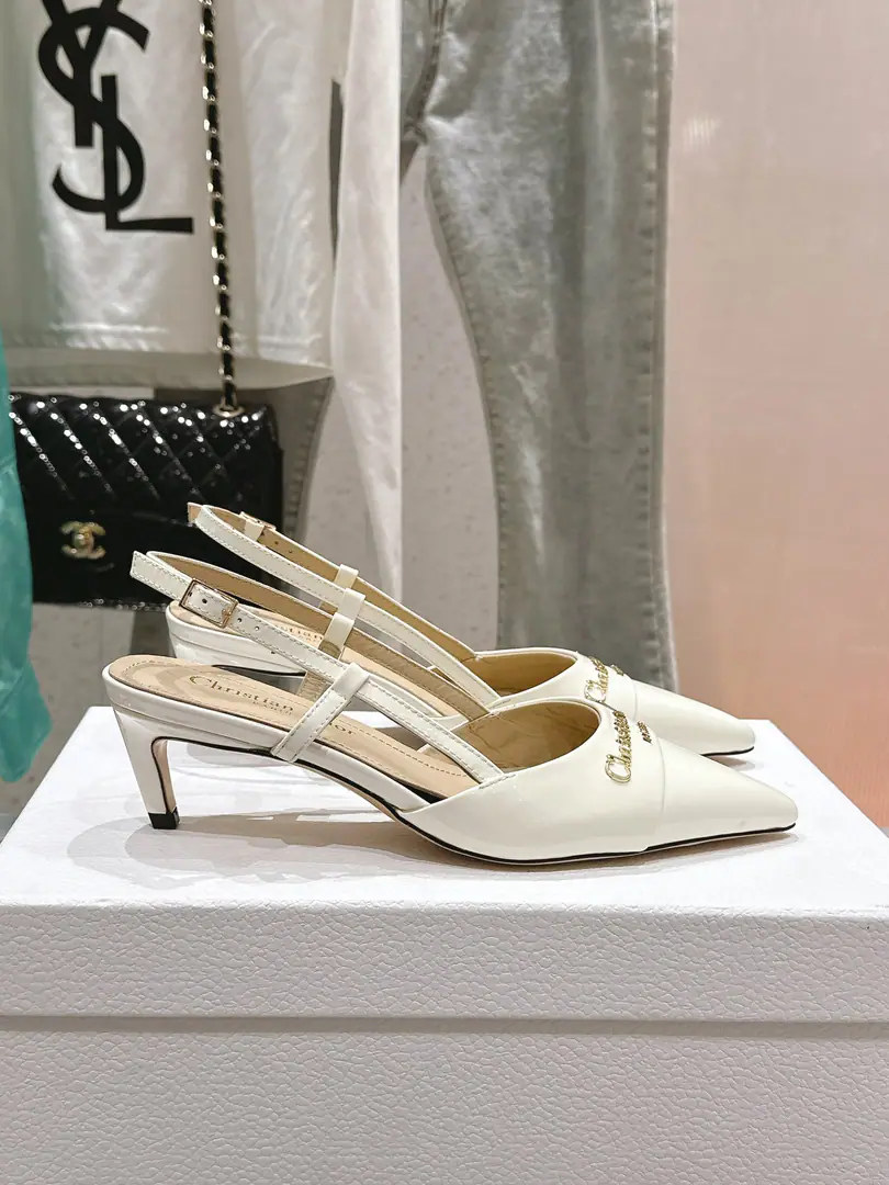 🏧𝐃𝐢𝐨𝐫The Dior's new Mary Jane. LetterlogoThe back of the sky with sandals. Original scribbles on the shoe surface The insides are all sheep's skin. The original Italian is a leather. He's tall.5.5cm Codes35-42 [40.41.42Custom]