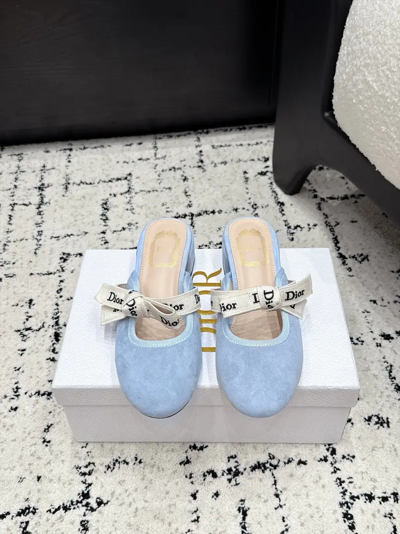Dior Dio. 26/The new butterfly will be a pair of old flower head-sleeping slippers in spring and summer. This one. J'Adior Muller's shoes are from Jonathan.·Anderson. (Jonathan Anderson) I'm grateful., Show me the art., To improve the style with fashion.. Elegance round shoe head design, Double Dior A strap in a embroidery band with a flat bow.. It's a fine, elegant and stylish shape.. ✔️Fabulous.: - The old bouquet./Bullskins. ✔️Uchi.: Lamb skin. ✔️Otsumi!: Italy is a big-ass country. ✔️He's tall.: 3.5cmLeft and right ✔️Size: 35-41 （40 41Do it.）