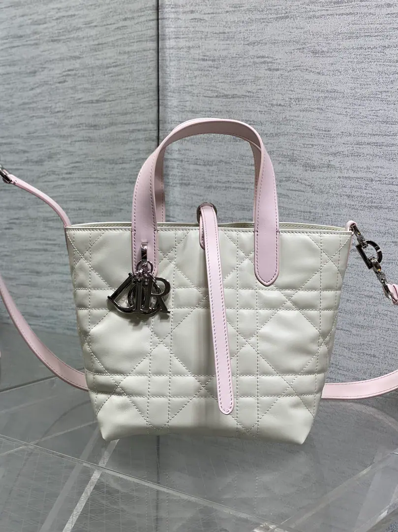ToujoursA solid series of silver buttons with pink and white combo numbers., The most beautiful color-shattering thing ever., Jane is a good girl., A special basket., It's a little too beautiful., Capat value bag, Take a good look at it., Super-dig., Combining classic letters with accessories, Morden's fashion is perfect., The body is very soft., The calf's skin is full of high quality., Not a single-leg button., - With a long shoulder., Full functional score, And the capacity is very high.nice, The daily travels can be put down. size:16*12*18cm 0010