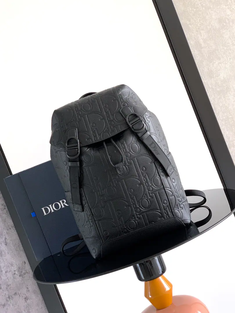 Market top version（Top First Quality）Copy 【We'll import the head-deep cow skin., Rejects the second layer, Reject super-fibre skin】 Jett Turn your shoulders over. Numbering: 1DBBA YUS_H45E This one. Dior Jett The double shoulder backpack is a original., By Jonathan.·Anderson. (Jonathan Anderson) Yes. Dior Compassion design, Show the fashionable designs.. Dior Gravity The stamp effect leather will be classic with a crushing process. Oblique The stamp is on soft cow leather., Highlights the grainy and softness of the material., Chan Dior The most wonderful process of the workshop.. Matching to the same colour metal CD - Put the button up., Show me the classic beauty.. Subject: Technical fabric, Cow leather. Refried.: Cotton, Cow leather. Main partition is combined with flipping caps., CD Tights., Magnetic tape and pull rope Internal flat computer partition 2 Side-plugged. Top leather handle. Adjustable straps Dimensions: 29 x 42 x 17 centimetres（Long x High x Kuan） Main partition is available 1 Department 15 Inches of Notebook, A4 Documentation 1 Flatbed 0016