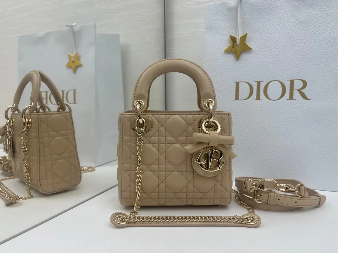 Top First List Butterfly knots.🦋Lady Dior Three., The classic "Fancy Bag" is a collection of the best. Dior A profound insight into grace and beauty.. It's a very elaborate work., Make a good look at the vine-twice. Sew the details., The design of the noble classics has been long and long.. Metals on a stylish face“D.I.O.R.”The hanger., Add a touch of the fine contour.. Mini-style., With a detachable chain shoulder belt., But the handy., Shoulder or slash, It's the ideal date for the evening costume.. Dismantled straps., But with other straps of embroidery., Dimensions: 17×15×7cm, Encoding6603 0009
