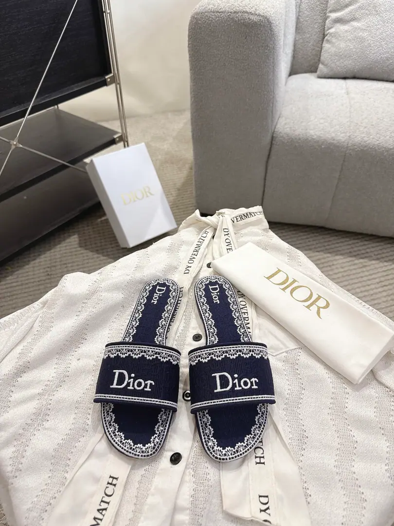 Floor Dror2026♪ Spring and summer ♪ CD•Ms. Dio has a long-term embroidered slipper. Christian Dior has always been a gorgeous and elegant noun., In fashion, the top of the world.👍 Especially worth mentioning.: A salivation.✨Pattern, Re-presentChrstian DiorOne of the precious symbols.✅ Original version*Full package More than 100 colors. ◽️Shoe.: Top-of-the-line embroidery cotton cloth. ◽️Uchi.: Import of sheep skin ◽️Otsumi!: The original is really leather. ◽️Codes: 35-41 (41Do it.) ⚠️⚠️⚠️Because of the color., Individual colours to be ordered, No, no, no, no, no.