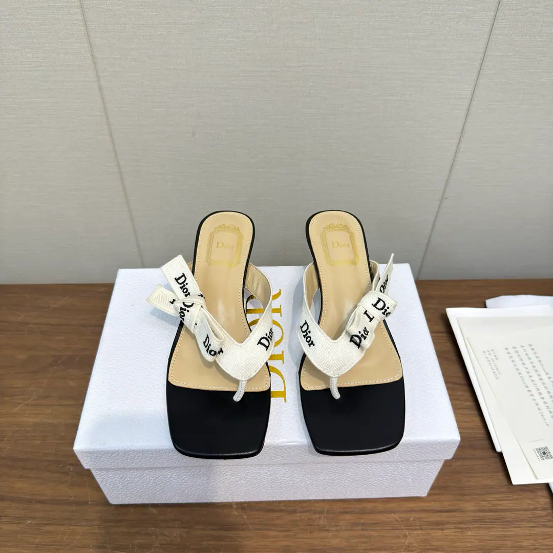 DIOr 26ss New bow.🎀 Cats and money. The sandals with feet. High Version DiorThe wind butterfly is tied to sandals. The back of the air with sandals.｜Elegance never fades., Classic ballet shoes.+Signal Letter Butterfly Collar, French Ecliptic Laman, Soft-Back Round Head Design, The upper foot is comfortable., It's been a long time., 2& Colour all styles: The fog is blue and the warm atmosphere., The classic Black Book is right., Telecommuting, Date, Out of the street., Telecommuting, One pair to get everything done., The color value and comfort are online, The eternal classics in the shoe cabinet.. I've been wearing it long enough to be tired., It's the whole shoe cabinet.！♪ Gentle ♪/Sweet, cool girls can handle it., Close your eyes and don't step on the thunder.. Shoe.: Bullskins. Uchi.: Lamb skin. Otsumi!: Italy is a big-ass country. size: 35-41Code（40, 41Code custom is not to be changed）