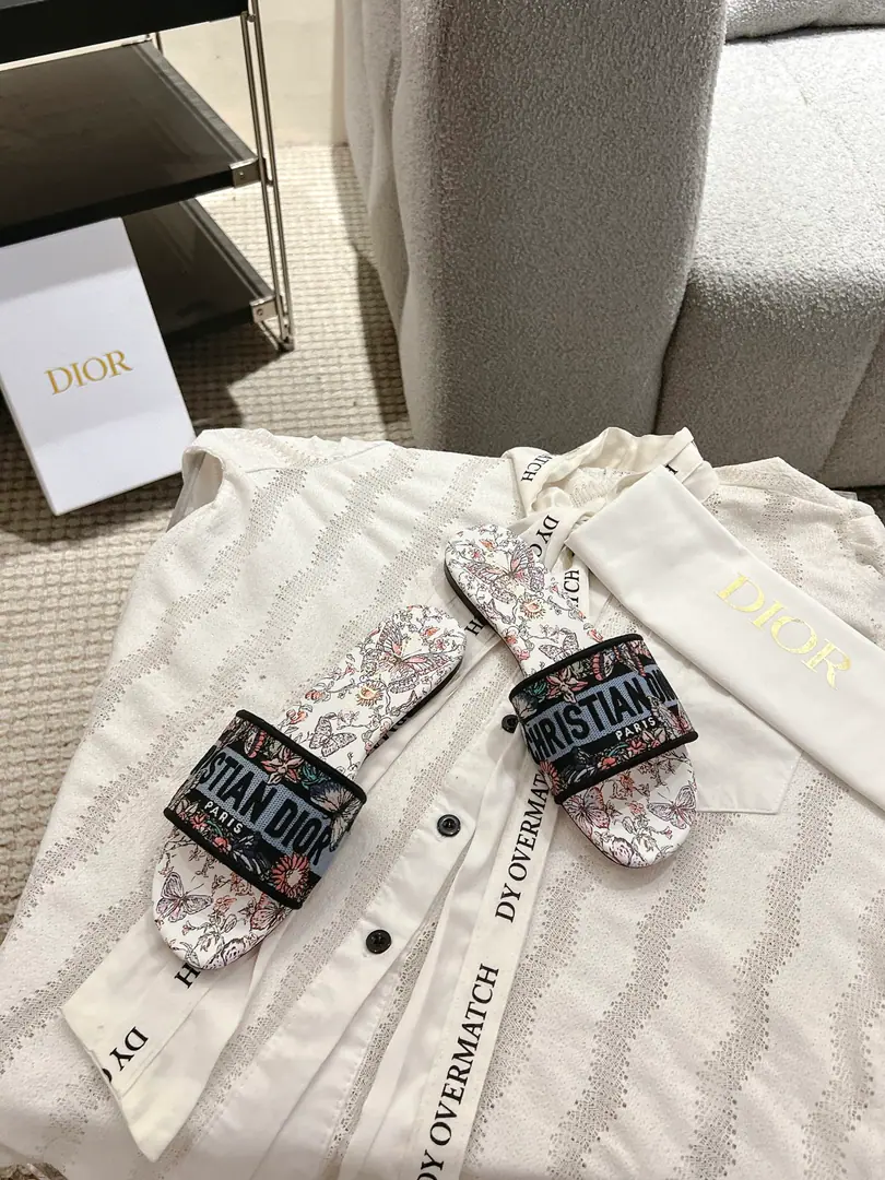 Floor D*or2026♪ Spring and summer ♪ CD•Ms. Dio has a long-term embroidered slipper. Christian Dior has always been a gorgeous and elegant noun., In fashion, the top of the world.👍 Especially worth mentioning.: A salivation.✨Pattern, Re-presentChrstian DiorOne of the precious symbols.✅ Original version*Full package More than 100 colors. ◽️Shoe.: Top-of-the-line embroidery cotton cloth. ◽️Uchi.: Import of sheep skin ◽️Otsumi!: The original is really leather. ◽️Codes: 35-41 (41Do it.) ⚠️⚠️⚠️Because of the color., Individual colours to be ordered, No, no, no, no, no.