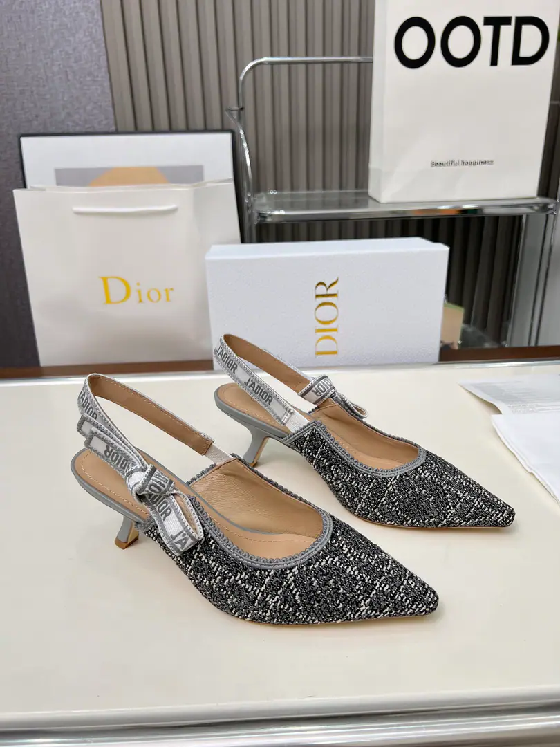 Gum./Python. 🏧𝐃𝐈𝐎𝐑Dio. - A embroidered heels. Embroidery LetterlogoSkins and sandals. The cabinet has a new picture of the flower embroidery.. Original purchase. Specialized materials. The original one-to-one.！ Original Speculated Environmental Pyrome Shoes In top-of-the-sheep skin.+Pure copper hardware button. Size: 34-43 [40.41.42Custom]