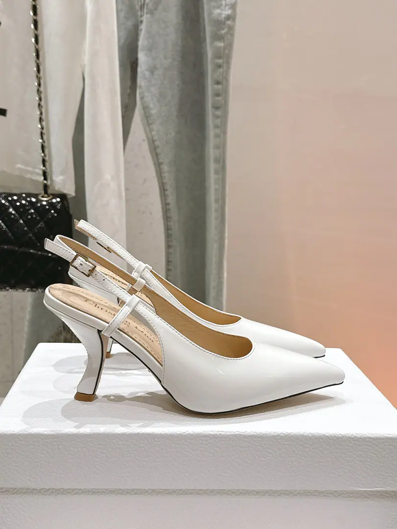 🏧𝐃𝐈𝐎𝐑The Dio New Series Pearls and pointers, and high heels. The shoes are painted with imported cattle. The inside of the parchment. Italian original cow-skin soles. He's tall.: 8cm Codes: 35-39 [40.41Do it.]