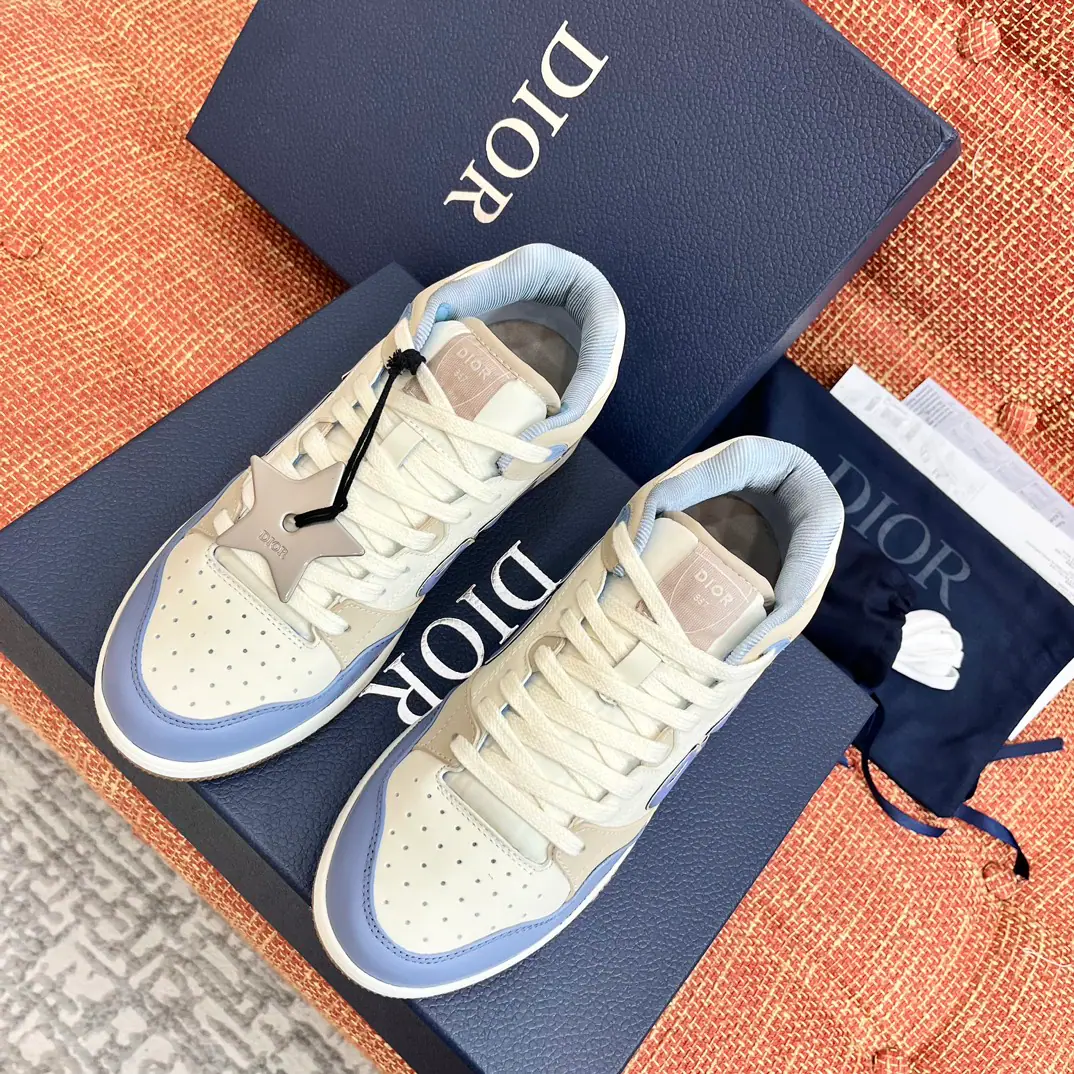 2023ss Dio* Dio. B57Series Couple money.CDOld Fa-Spin. Leisure sports shoes ‼️Top Version🔝Original purchase development for sale👍🏻 This Dior.B57Sports shoes, It's carefully crafted using grey and white smooth cow leather., Sides are in rice and black.ObliqueMark sign, Shoe tongue., Shoes under and behind the backs, so as to improve the tone with a variety of features., And the perforated details., The artery and rubber plate are more of a charm for the motion of its sports style., It's a mix of costumes., ♪ Make a fine one ♪. 😋 💜Fabulous.: Original custom-made cow skin+ObliqueEmbrace 🔘Uchi.: The original import is in the air. 🔘Shoes under the sole.: Original OpenTPUGroup Bottom 🔘Bottom: NYO3cm 🔘Codes: Women35-41 Men38-46 （Women41, Men38.46Make a no-refund order.）
