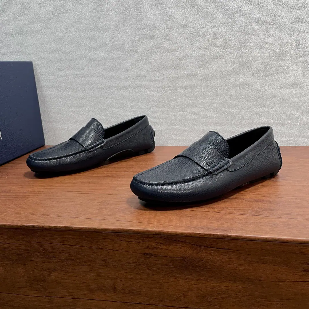 DIOR/Dio. Dior A man's new shoes, a man's shoes. This is a leisurely dress-up shoe.. Using a luxurious, soft, smooth little cow leather., High-wild grinding of sands and stubbles of sands and cattle stubblings are carefully crafted, Simultaneous crossband design, External side“DIOR”The pressure marks are up the tone., And rubbers to shoot the soles out of the shoe., The back with the rubber.“CD”The pattern is more sophisticated., It can add grace to the various forms of leisure.. The whole cow's skin is in the ground., Makes a comfortable dress experience.. A free pass., ♪ Make a fashionable and leisure-like look ♪. Full package！ Size: 39-40-41-42-43-44（38/45- It's a deal.）