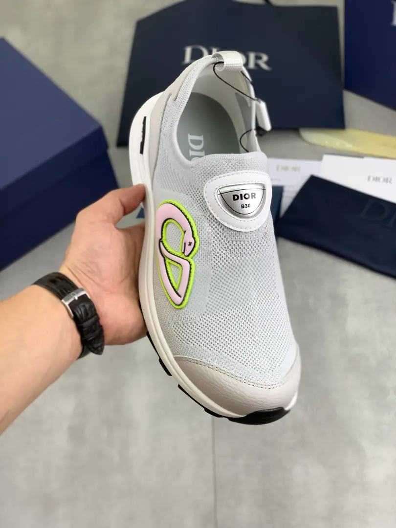 Plant prices ⚽️ Dio.Dior Chrono High-Video flying shoes 2025NewB30Series, Weaves white and black The sidekicks are printed on a computer. CD Mark, Star patches and heels on your tongue. Dior Mark, The details are so obvious.. Inside with original colored webcloths, The body is supported by a whole of cryogenic styrofoams., And fill the light cotton with a soft foot inside.. A single-molder is used as a whole., Don't think about the bottom of your shoes and the decoupling of your accessories., And she's light and comfortable and strong and hard-lasting., A semi-element metal star with a pair of pairs of shoes and a finely woven, ♪ And make the high tide of leisure ♪. Colours: White Black Gray Codes: 39-45