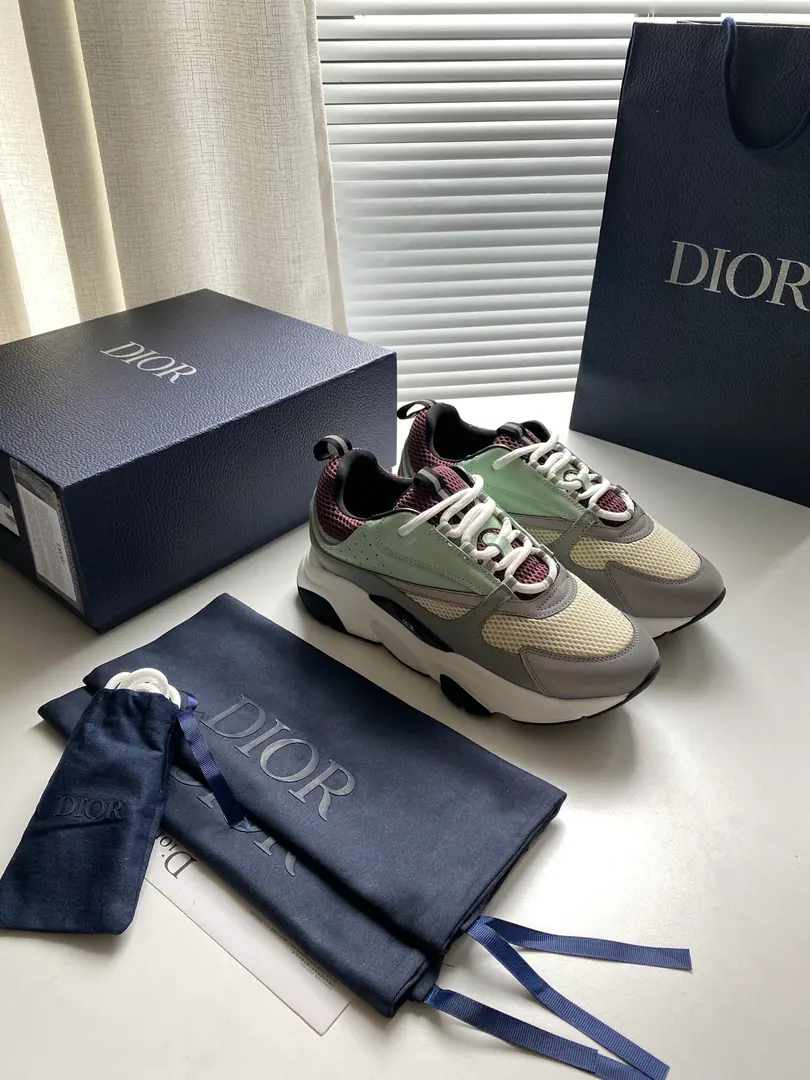 New🆕Section B22 The sneakers are inspired by the retroruns.✅The thick low-band contour is made of gray cow leather and blue and white web-eye fabrics to fit the shoe face., It's a black match., White and blue rubber shoes.. Blue eye-folded shoe tongue and heel support nylon ribbon decorations., Sidesark“Dio～”Logo. It's a sharp contrast to the suit., Add a fashion breath of sports clothes to your appearance. The thick is a lot higher.4cmLeft and right～ Codes: 39-45 Colours: Figure9Colour（High Version）