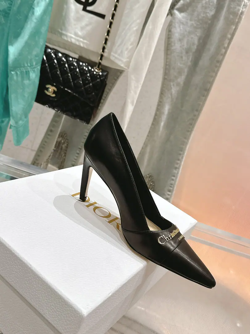 🏧𝐃𝐢𝐨𝐫The Dior's new Mary Jane. LetterlogoThe heels are empty. Original cow leather material on the shoe face The insides are all sheep's skin. The original Italian is a leather. He's tall.5.5cm Codes35-42 [40.41.42Custom]