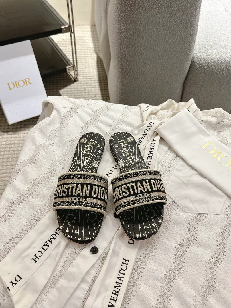 Floor D*or2026♪ Spring and summer ♪ CD•Ms. Dio has a long-term embroidered slipper. Christian Dior has always been a gorgeous and elegant noun., In fashion, the top of the world.👍 Especially worth mentioning.: A salivation.✨Pattern, Re-presentChrstian DiorOne of the precious symbols.✅ Original version*Full package More than 100 colors. ◽️Shoe.: Top-of-the-line embroidery cotton cloth. ◽️Uchi.: Import of sheep skin ◽️Otsumi!: The original is really leather. ◽️Codes: 35-41 (41Do it.) ⚠️⚠️⚠️Because of the color., Individual colours to be ordered, No, no, no, no, no.