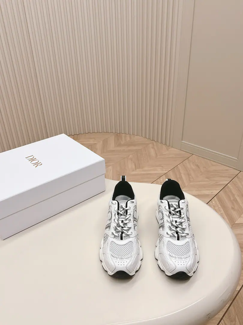 The latest blast. Star money.2024The main thruster. The new Dio. Dior Chrono New leisure sneakers, old dad's shoes. It's really cool., The future is so strong.!Really good.！Once again, the idea of Diocuncupation was played out., Lucky star is good luck for you., It's brand new.EVAThe soles are so light and soft.!The original is perfect.！Full-to-Purpose Material Modular！！35-40