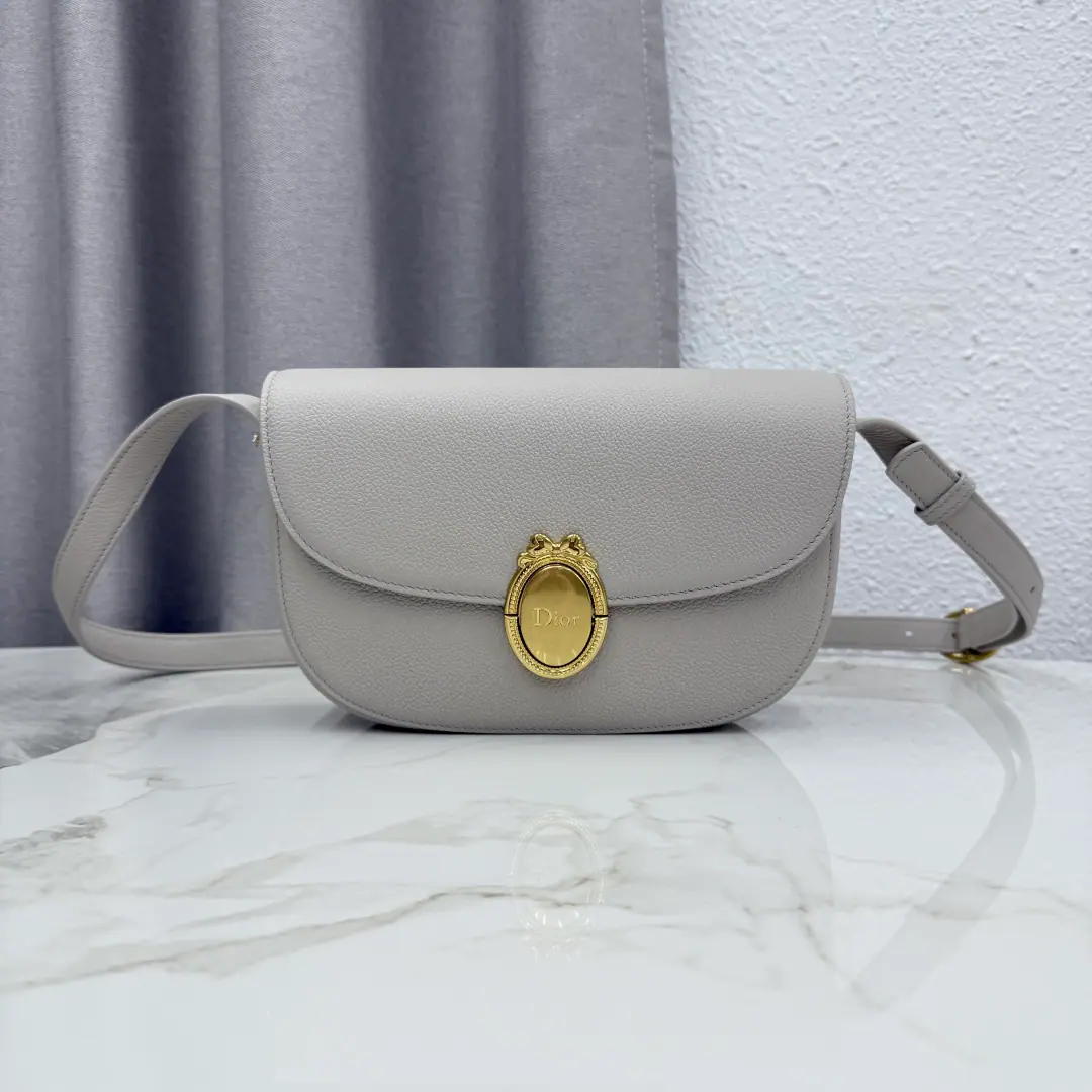 Dior Médaillon Roll over the cap bag.-Rock gray. This one. Dior Médaillon The cap bag is a classic piece of routine., by the dotted Dior Médaillon Pull the rings up the tone., Echo Dior Sharon's 18th century Los Coco-style aesthetics.. Medium, A pair of leather-resilient straps., Shoulder or slash. Subject: Cow leather. Refried.: Cow leather. The caps are open and match. Dior Médaillon - Pull! A stylish leather shoulder with a texture button. Internal zippers. Back pocket. It contains dustproof bags. Italian manufacture The cargo.: M3922Big number. Dimensions: 23 x 16 x 6.5 centimetres（Long x High x Kuan） Acceptable 1 A wallet., 1 A cell phone., 1 A clip., Sunglasses and lipstick. The size and weight detail may vary depending on the material of the product. 0002